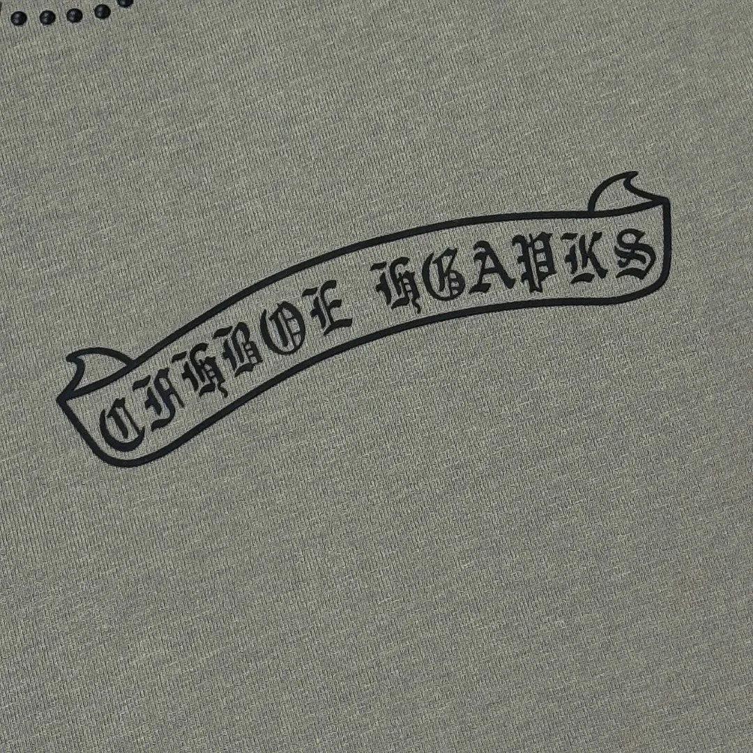 P190 Chrome Hearts 25 high-end versions. The fabric is made of 300 grams of high-density pure cotton. It does not deform or shrink. It has three labels. It is the same style for men and women. Technology: imported hot diamond. Color: white, black, dark green. SIZE: S-XL